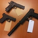 Nepwapens gevonden in drietal woningen na anonieme tip